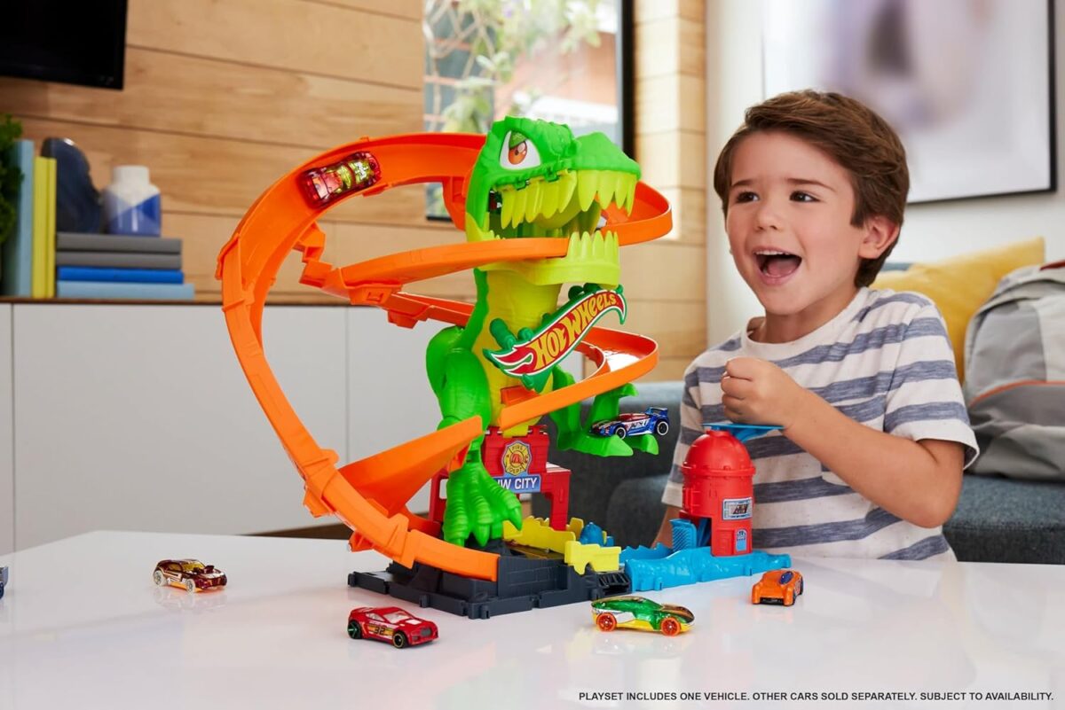 Hot Wheels Toy Car Track Set, City T-Rex Blaze Battle Playset & 1:64 Scale Die-Cast Vehicle, 18” Tall, Multiple Race Outcomes, Spinning Dinosaur Eyes